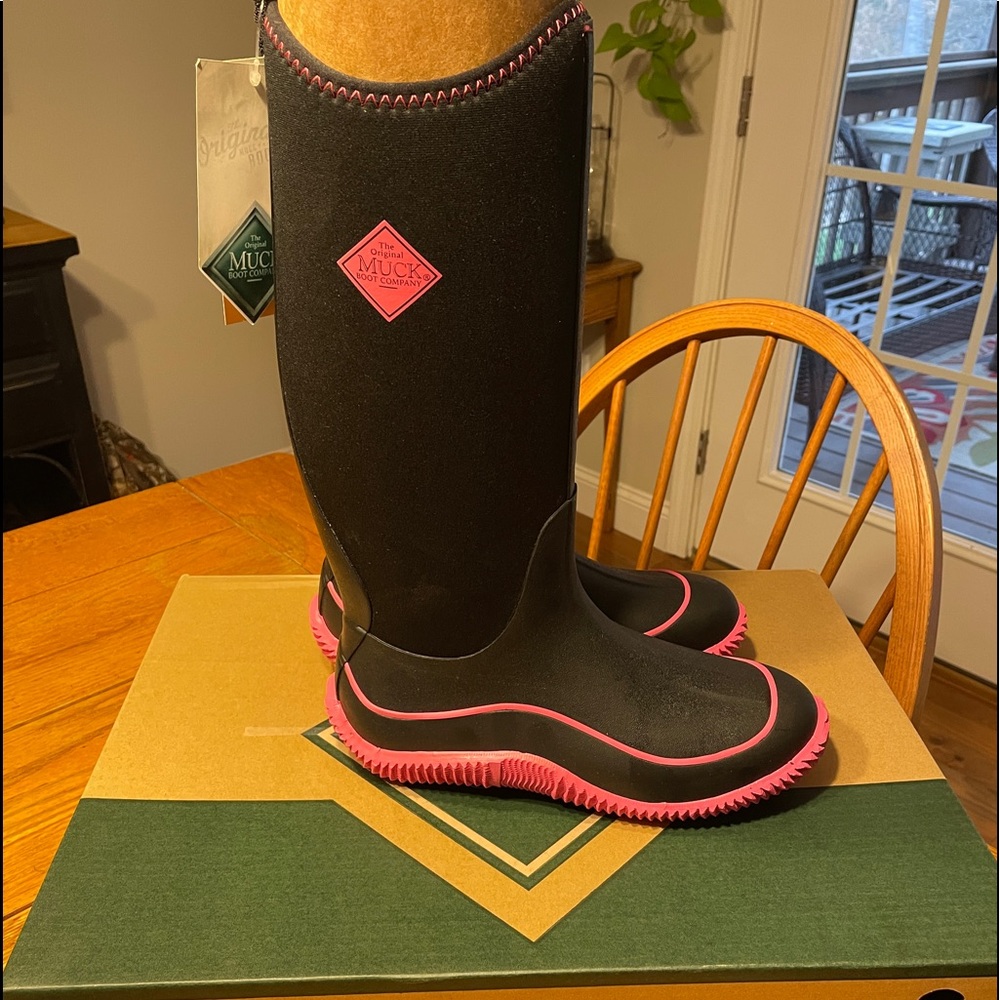 New in box ladies muck boots. New with tags, never worn.